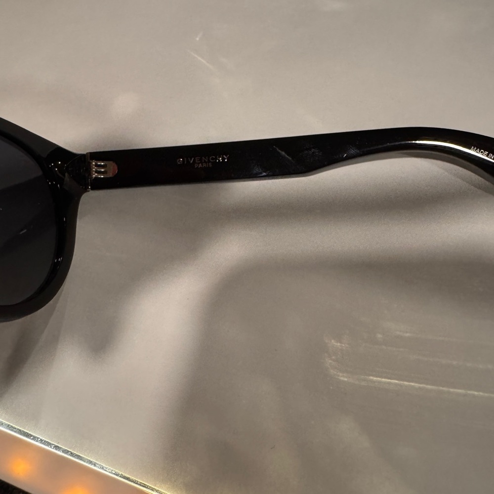 Stylish Dark Sunglasses - Picture 3 of 4